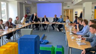 Teilnehmer der Betriebsratssitzung im Kraftwerk Jänschwalde, unter anderem Dietmar Woidke und Jörg Steinbach, sitzen an einem Konferenztisch (Foto: rbb/Manske)