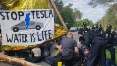 Straßenblockade bei Grünheide gegen die Gigafactory von Tesla mit dem Banner "Stop Tesla - Water is Life". (Quelle: rbb)