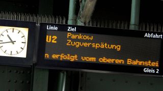 "Symbolbild: Anzeigetafel informiert über Zugverspätungen der U-Bahnlinie 2", © imago