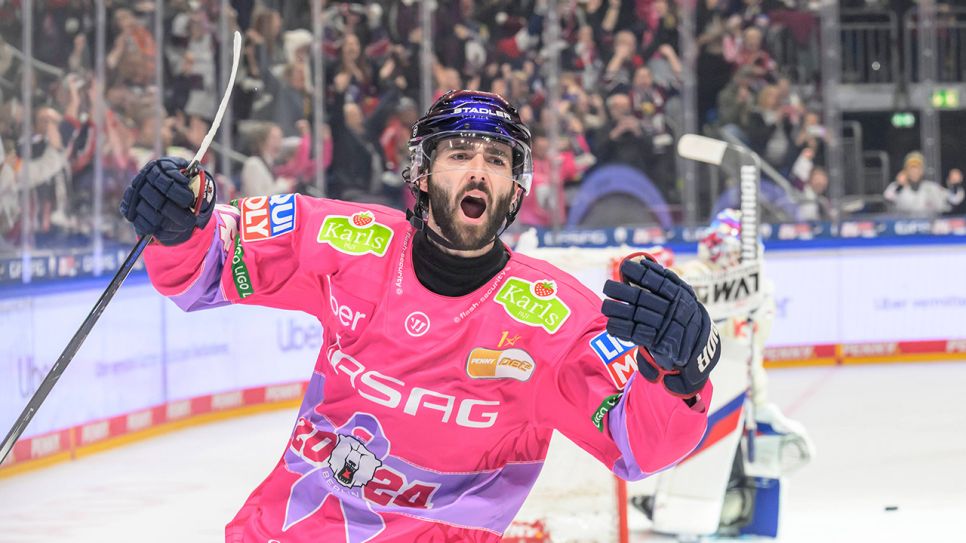 "Eisbären-Spieler Liam Kirk bejubelt ein Tor"; © IMAGO / HMB-Media