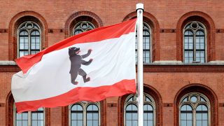 "Die Berliner Flagge im Wind vor dem Roten Rathaus"; © IMAGO/Sabine Gudath