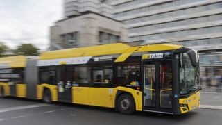 "Ein BVG-Bus fährt am Zoologischen Garten vorbei"; © dpa/ Jörg Carstensen