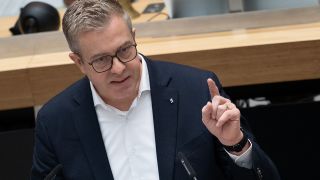 "Symbolbild: Stefan Evers (CDU), Berliner Senator für Finanzen, spricht während der 56. Plenarsitzung des Berliner Abgeordnetenhauses"; © dpa/ Sebastian Gollnow