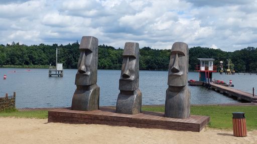 Nachbildungen der Osterinsel-Statuen im Strandbad Grünau