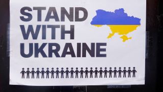 Schild ruft zu Ukrainehilfe auf, Bild: imago-images / Joan Slatkin