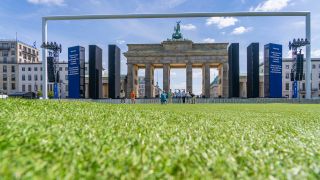 Die Fanmeile zur Fußball-Europameisterschaft 2024 auf der Straße des 17.Juni vor dem Brandenburger Tor in Berlin-Tiergarten. Über der Bühne wurde ein großes Fußballtor aufgebaut, der Boden ist mit Kunstrasen ausgelegt., Foto: IMAGO/Volker Hohlfeld