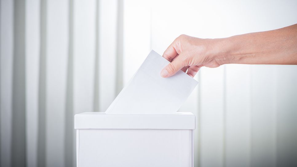 Stimmzettel wird in Wahlurne geworfen, Bild: Colourbox