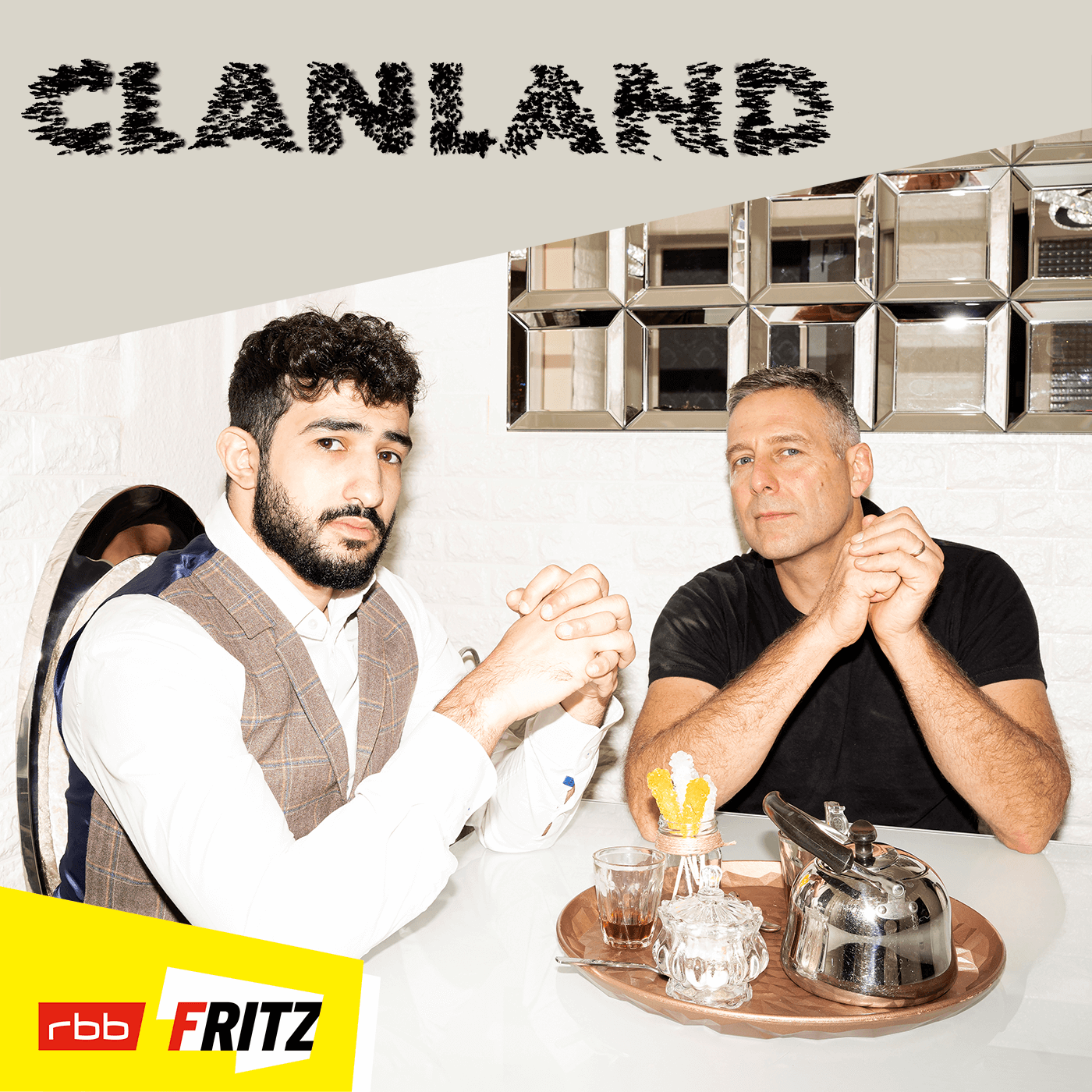 Marcus Staiger und Mohamed Chahrour sitzen am Tisch, auf dem ein Tablett mit Tee steht (Foto: Fritz)