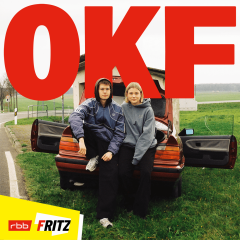 Podcastfoto von "OKF": Lilly Blaudszun und Jakob Springfeld sitzen im geöffneten Kofferraum ihres Autos. (Quelle: Fritz)
