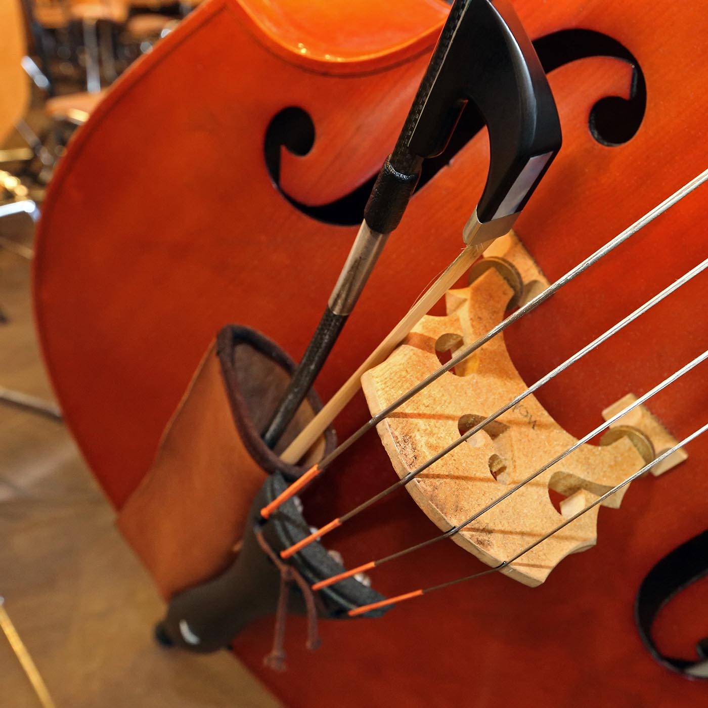 Pśedstajimy muzikowe instrumenty: kontrabas