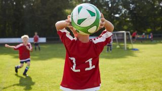 Kinder spielen FuÃball (Foto: imago images / Westend61)