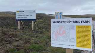 Shetland, Mailand, bei Lerwick: Hinweisschild zum geplanten Windpark 