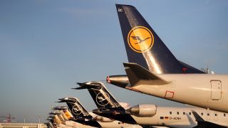 Viele Flugzeuge der Lufthansa stehen am Boden auf dem Flughafen Franz Josef Strauss in München. 