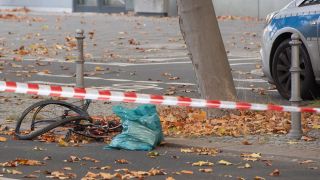 Ein zerstÃ¶rtes Fahrrad liegt in Berlin-Wilmersdorf