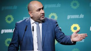 Omid Nouripour bei einer Pressekonferenz der GrÃ¼nen