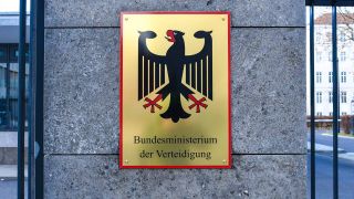 Tafel mit Schriftzug und Bundesadler am Portal des Bundesministeriums der Verteidigung in Berlin.