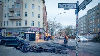 Ãberreste von verbrannten MÃ¼lltonnen und E-Scootern nach Randale in der Silvesternacht Sanderstrasse Ecke Kottbusser Damm in NeukÃ¶lln.