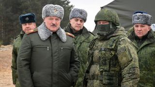 Alexander Lukaschenko (vorne l), PrÃ¤sident von Belarus, wÃ¤hrend seines Treffens mit Spitzenbeamten des MilitÃ¤rs auf dem TruppenÃ¼bungsplatz Obus-Lesnowski