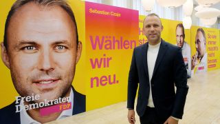 FDP-Politiker Sebastian Czaja stellt die Motive der Wahlkampagne fÃ¼r die Wahl am 12.02.2023 in Berlin vor