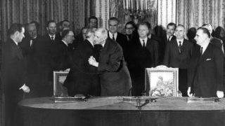 Archiv: Der franzÃ¶sische StaatsprÃ¤sident Charles de Gaulle (r) und der deutsche Bundeskanzler Konrad Adenauer (l) umarmen sich nach der Unterzeichnung des deutsch-franzÃ¶sischen Freundschaftsvertrages in Paris am 22. Januar 1963