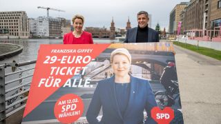  Franziska Giffey (SPD), Regierende BÃ¼rgermeisterin von Berlin, und Raed Saleh, Landesvorsitzender der SPD Berlin und Vorsitzender der SPD-Fraktion im Berliner Abgeordnetenhaus, stehen hinter einem der Wahlplakate fÃ¼r die Wahlkampagne zur Wiederholung der Wahl in Berlin