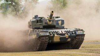 Archivbild: Ein Panzer des Typs Leopard 2 A4 wird zur Demonstration bei der feierlichen Ãbergabe der ersten vier Panzer an die ungarische Armee gefahren (Bild: dpa)