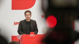 SPD-GeneralsekretÃ¤r Kevin KÃ¼hnert spricht bei einer Pressekonferenz (Bild: picture alliance / Fotostand) 