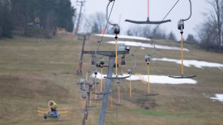  Sachsen, Geising: Leere BÃ¼gel hÃ¤ngen an einem Skilift ohne Schnee