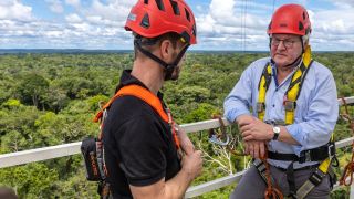 BundesprÃ¤sidnet Steinmeier im GesprÃ¤ch auf einer Plattform im Amazonas-Regenwald.