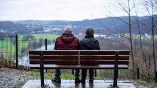 Ein Mann und eine Frau sitzen auf einer Bank