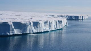 Die Gletscherkante zum arktischen Meer in Svalbard, Spitzbergen in Norwegen.