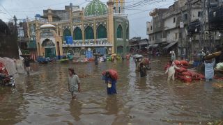 Archivbild: Menschen in Pakistan bringen ihr Hab und Gut nach einer Ãberschwmmung in Sicherheit (Bild: picture alliance / Pacific Press)