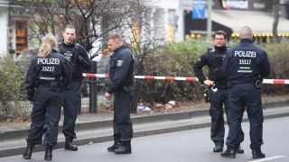 Polizisten suchen am Kottbuser Damm nach Spuren.