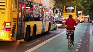 Busse der BVG und Autos stehen in Berlin-Steglitz im dichten Stau - ein Radfahrer fÃ¤hrt derweil auf einem Radweg an dem Stau vorbei. (Bild: dpa) 