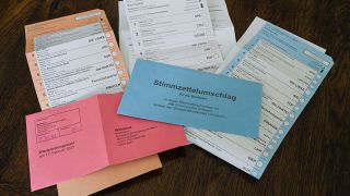 Briefwahlunterlagen mit Wahlzettel fÃ¼r die Erststimme, Zweitstimme und fÃ¼r die BVV, Wahlunterlagen zur Berliner Wiederholungswahl am 12.02.2023