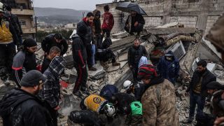 Syrische Zivilisten und Mitglieder der WeiÃhelme arbeiten an der Rettung von Menschen nach dem schweren Erdbeben.