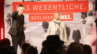 Linke-Spitzenkandidat Klaus Lederer und Linke-Landesvorsitzende Katina Schubert stehen bei der Linke-Wahlparty nach Bekanntgabe der Prognose von 18 Uhr auf der BÃ¼hne.