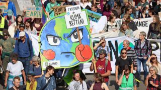 Archivbild: Klima und Frieden retten ist eine der Forderungen bei der Demo in Freiburg (Bild: picture alliance / johapress)