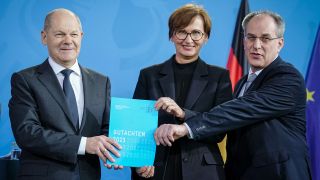  Berlin: Bundeskanzler Olaf Scholz (l-r, SPD) und Bettina Stark-Watzinger (FDP), Bundesministerin fÃ¼r Bildung und Forschung, nehmen das Gutachten 2023 der Expertenkommission Forschung und Innovation (EFI) von Uwe Cantner, Vorsitzender der Kommission, entgegen