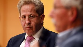 Archivbild: Hans-Georg MaaÃen (l), CDU-Direktkandidat und Ex-Verfassungsschutz-Chef, trifft Thilo Sarrazin (r), frÃ¼heres SPD-Mitglied und Politiker, im Jahr 2021 bei einer Wahlkampfveranstaltung im Saal Simson des Congress Centrum Suhl. 