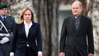 Die italienische MinisterprÃ¤sidentin Giorgia Meloni wird von Bundeskanzler Olaf Scholz in Berlin mit militÃ¤rischen Ehren empfangen. (Quelle: Picture Alliance)