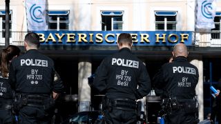 MÃ¼nchen: Polizisten stehen vor dem Hotel Bayerischer Hof. Die 59. MÃ¼nchner Sicherheitskonferenz (MSC) findet vom 17. bis zum 19. Februar 2023 statt