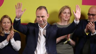 FDP-Spitzenkandidat Sebastian Czaja steht auf der BÃ¼hne der FDP-Wahlparty.