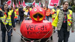 Streikende Demonstranten mit einer selbstgebastelten 