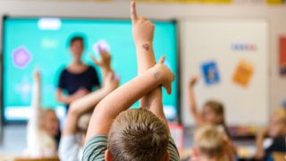 Kinder sitzen am ersten Schultag nach den Sommerferien in ihrem Klassenraum in der Schiebell-Grundschule Drebkau im Spree-Neiße-Kreis