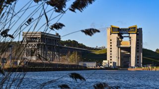 Das alte (l) und das neue Schiffshebewerk. Nach einem StÃ¶rfall am neuen Schiffshebewerk in Niederfinow haben Fachleute mit der Suche nach den Ursachen begonnen.