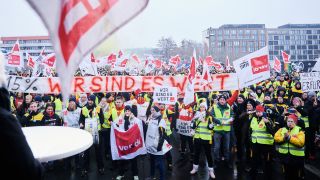 Auf einem Streiktransparent steht 