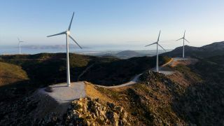 WindrÃ¤der stehen auf einer Gipfelkette auf der griechischen Insel Kos.