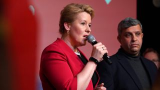 Franziska Giffey und Raed Saleh auf der Bühne der SPD nach der Wiederholungswahl