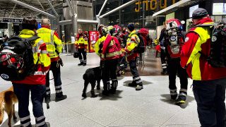 Ein Team von I.S.A.R Germany mit Rettungshunden auf dem Weg in die TÃ¼rkei.